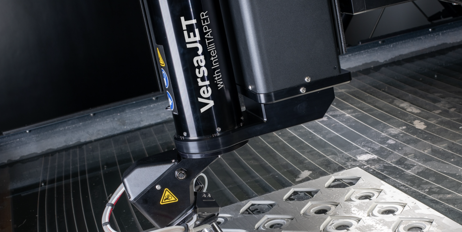 Tête 5 axes jet d'eau VersaJET par OMAX