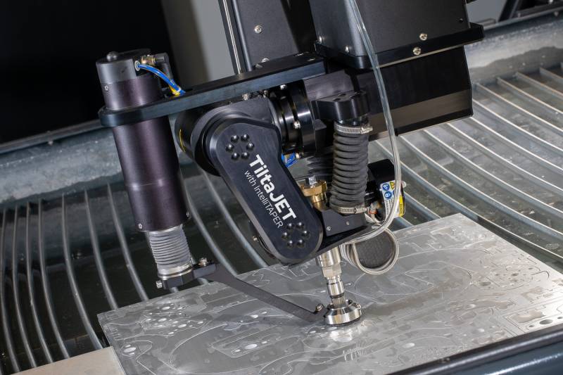 Machine de découpe jet d’eau OMAX en fonctionnement dans l’aéronautique, le médical et l’énergie