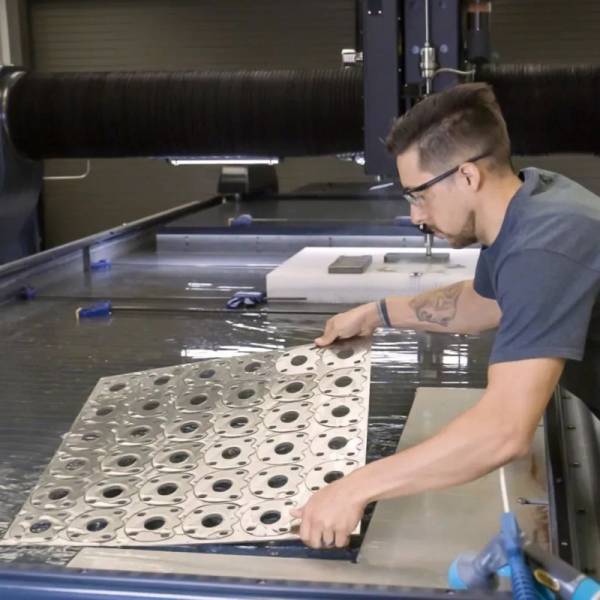 Découpe jet d’eau à Tours : des solutions OMAX pour l’agroalimentaire et l’usinage inox