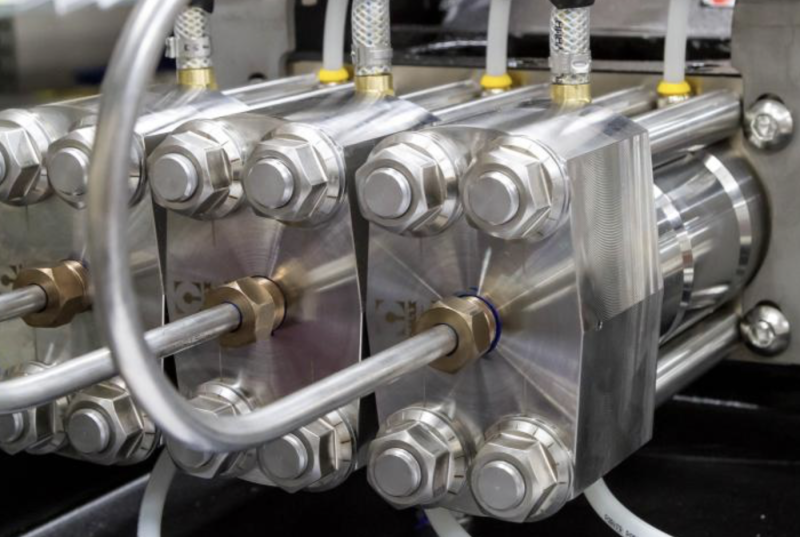Pompe à intensificateur ou à entraînement direct : quelle technologie de découpe jet d’eau choisir pour votre atelier en France ?