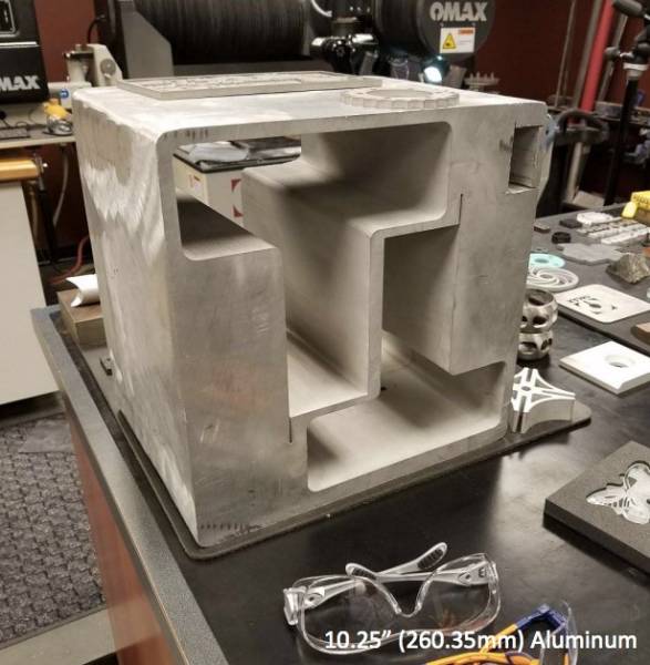 Découpe jet d’eau industrielle : une alternative de précision au découpeur plasma pour les ateliers en Suisse