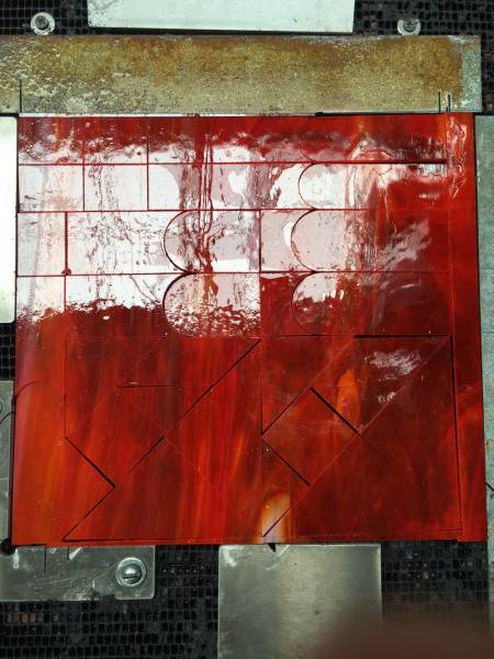 Découpe au jet d’eau du verre en Occitanie : performance et précision avec les machines OMAX