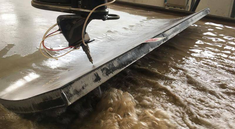 Découpe de l'acier par jet d'eau abrasif OMAX