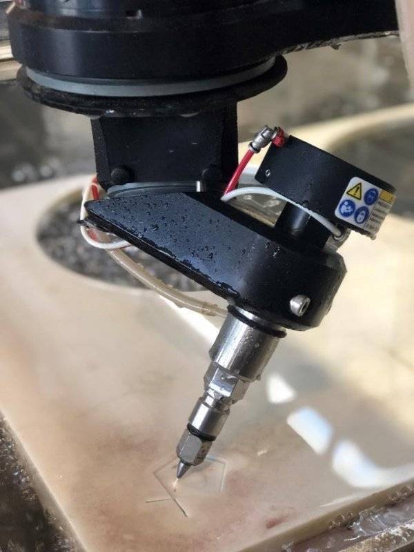 Découpe de céramique par jet d’eau abrasif dans le Puy-de-Dôme : la solution OMAX