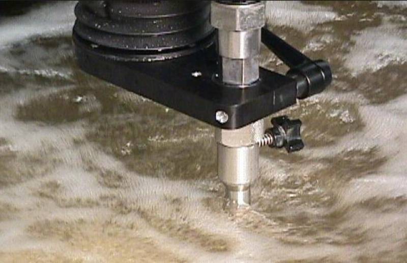 Système d'extraction des boues pour jet d'eau OMAX