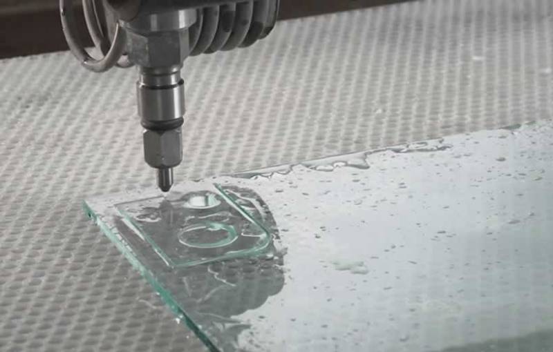 Découpe du verre au jet d'eau : performances et précision avec OMAX France
