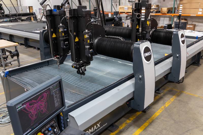 Machines de découpe jet d’eau grand format : performance maximale avec multi-têtes et DualBridge