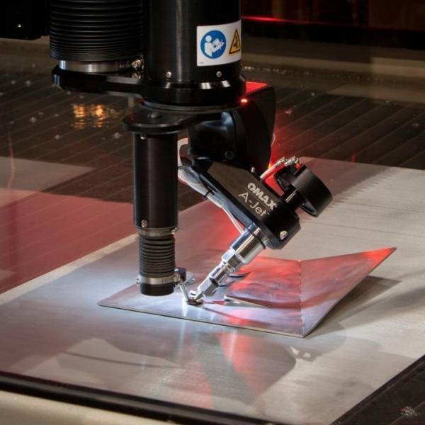 Suiveur de profil OMAX : pour les industriels qui doivent découper des matériaux irréguliers ou déformés avec une machine jet d’eau