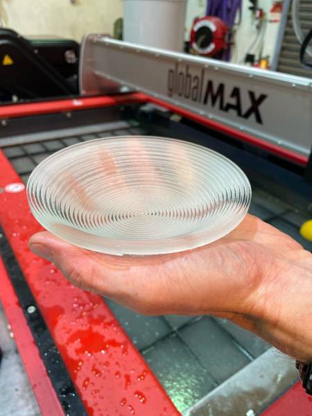 Découpe du verre au jet d'eau en Normandie : 12 conseils indispensables pour réussir avec OMAX