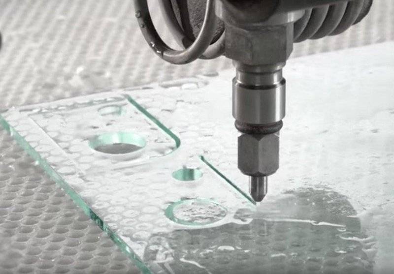 Découpe du verre au jet d'eau en Normandie : les conseils indispensables pour réussir avec OMAX