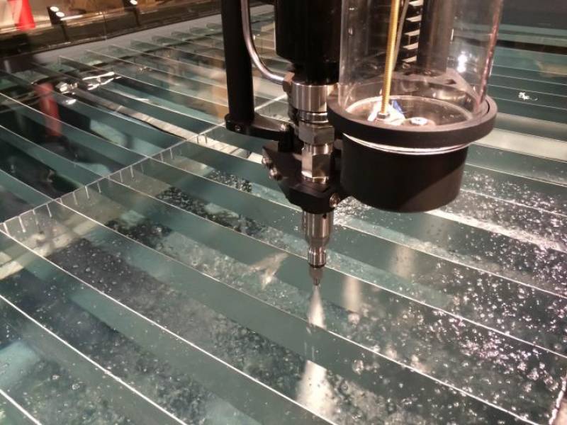 Système de recyclage de l'eau pour jet d'eau abrasif OMAX WRS : efficacité, autonomie et économie durable